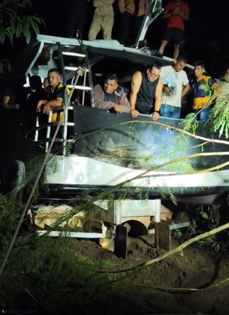 Lancha encalha e sobe barranco às margens do Rio Purus
