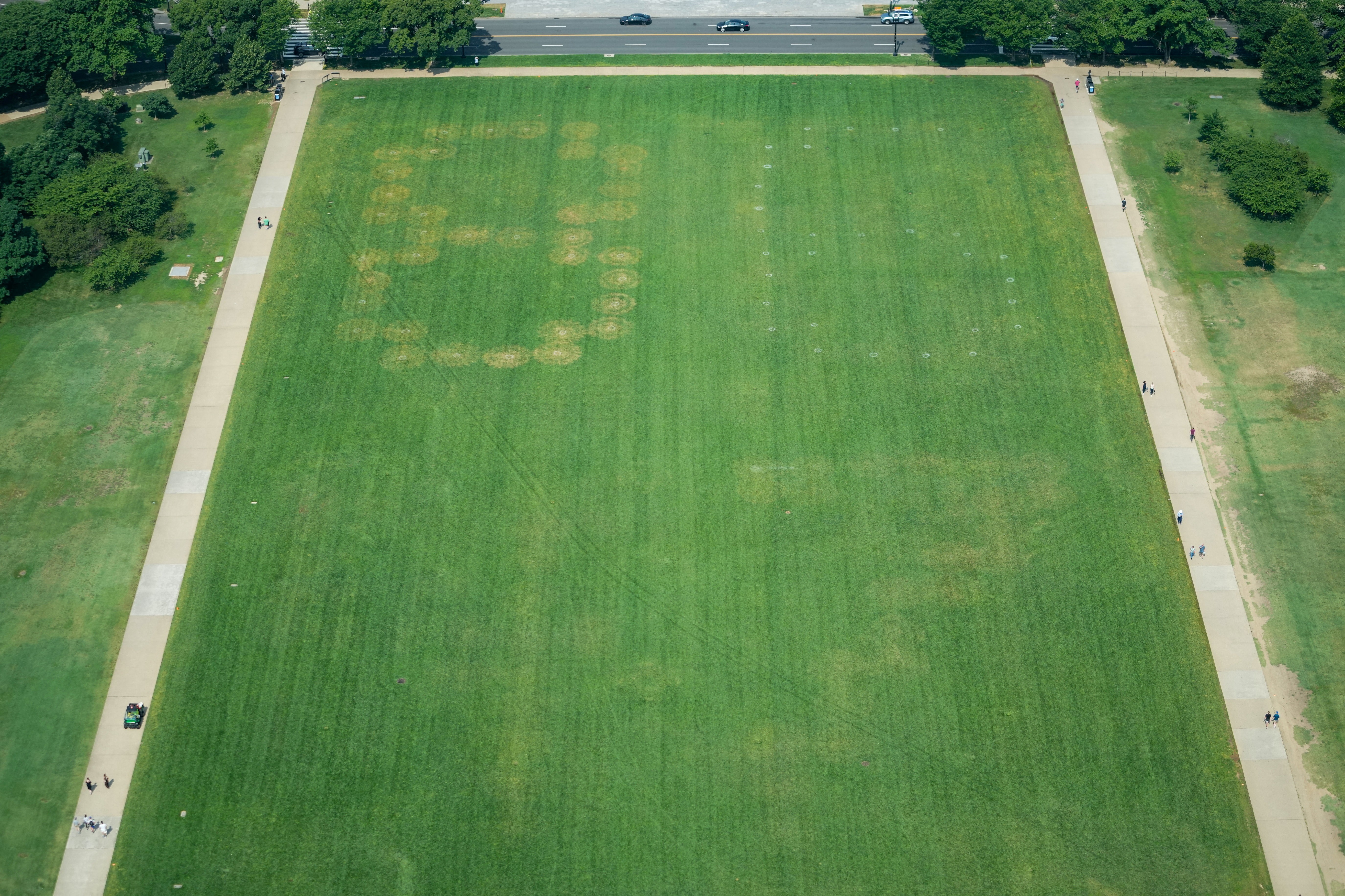 Desenho gigante com os números '8647' aparece em Washington; expressão já motivou investigação por suposta ameaça a Trump