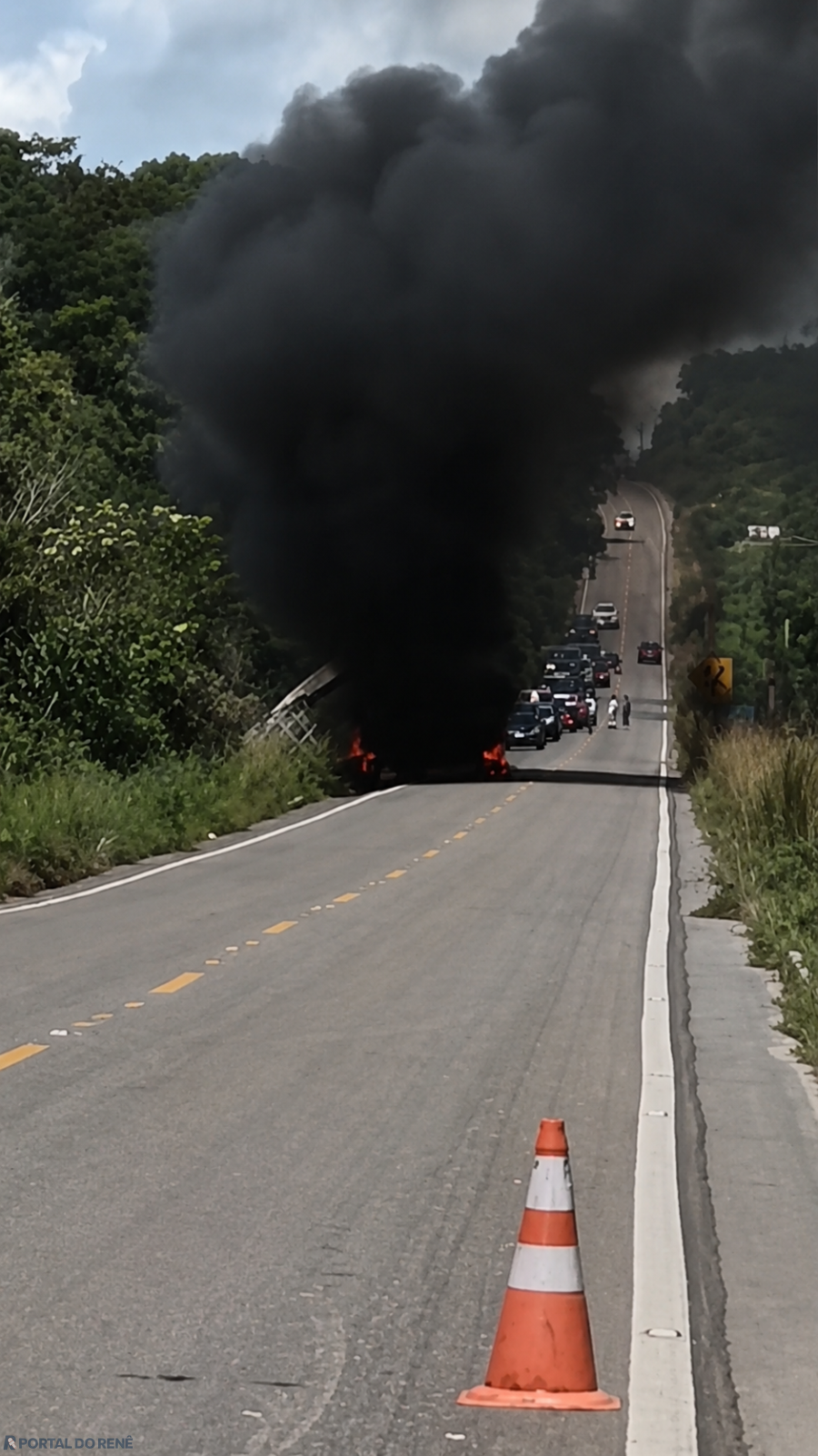 Carreta pega fogo na BR-174 e mobiliza motoristas na manhã deste domingo
