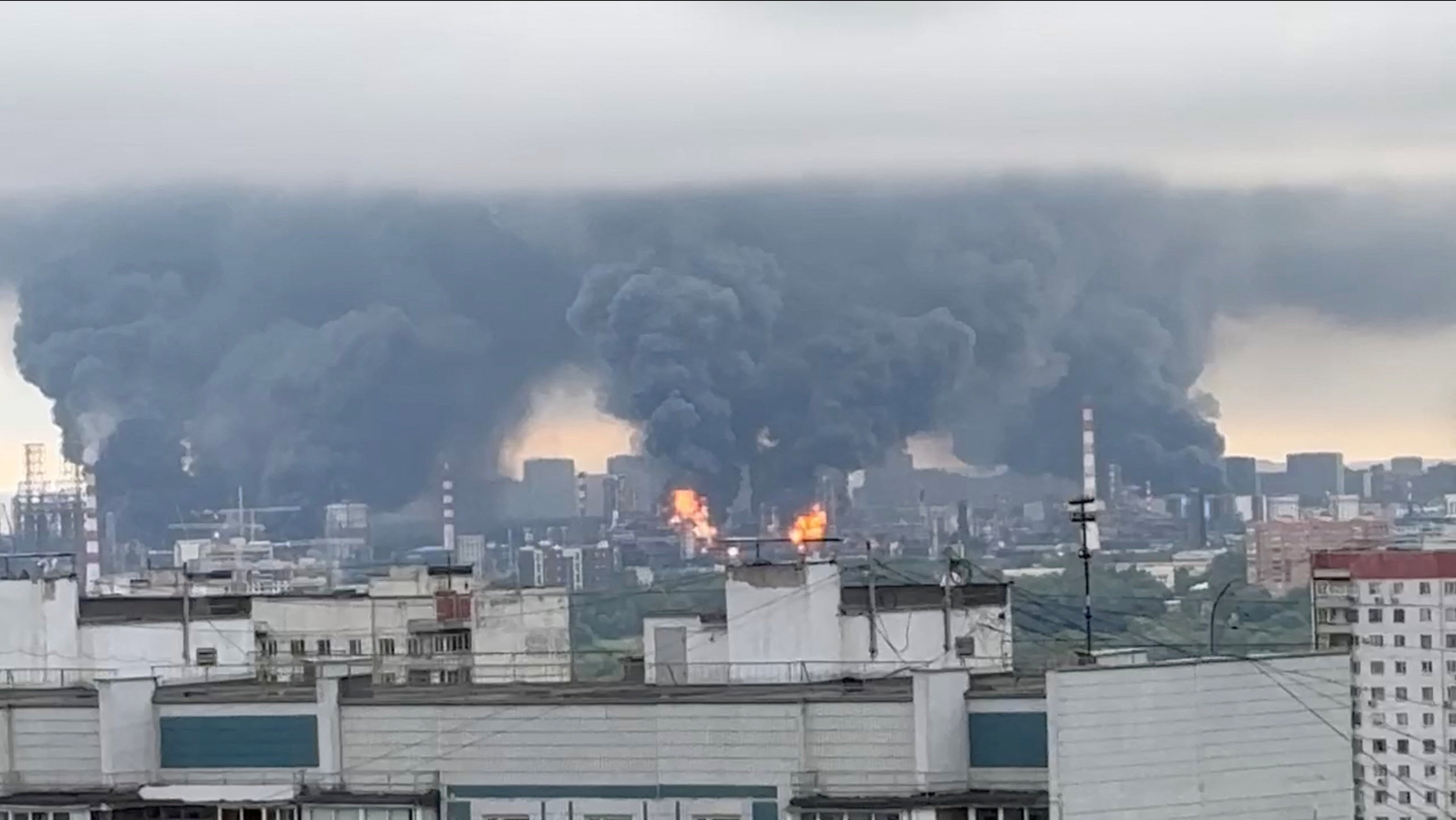 Ataque de drone faz teto de refinaria 'voar pelos ares' em Moscou, na Rússia