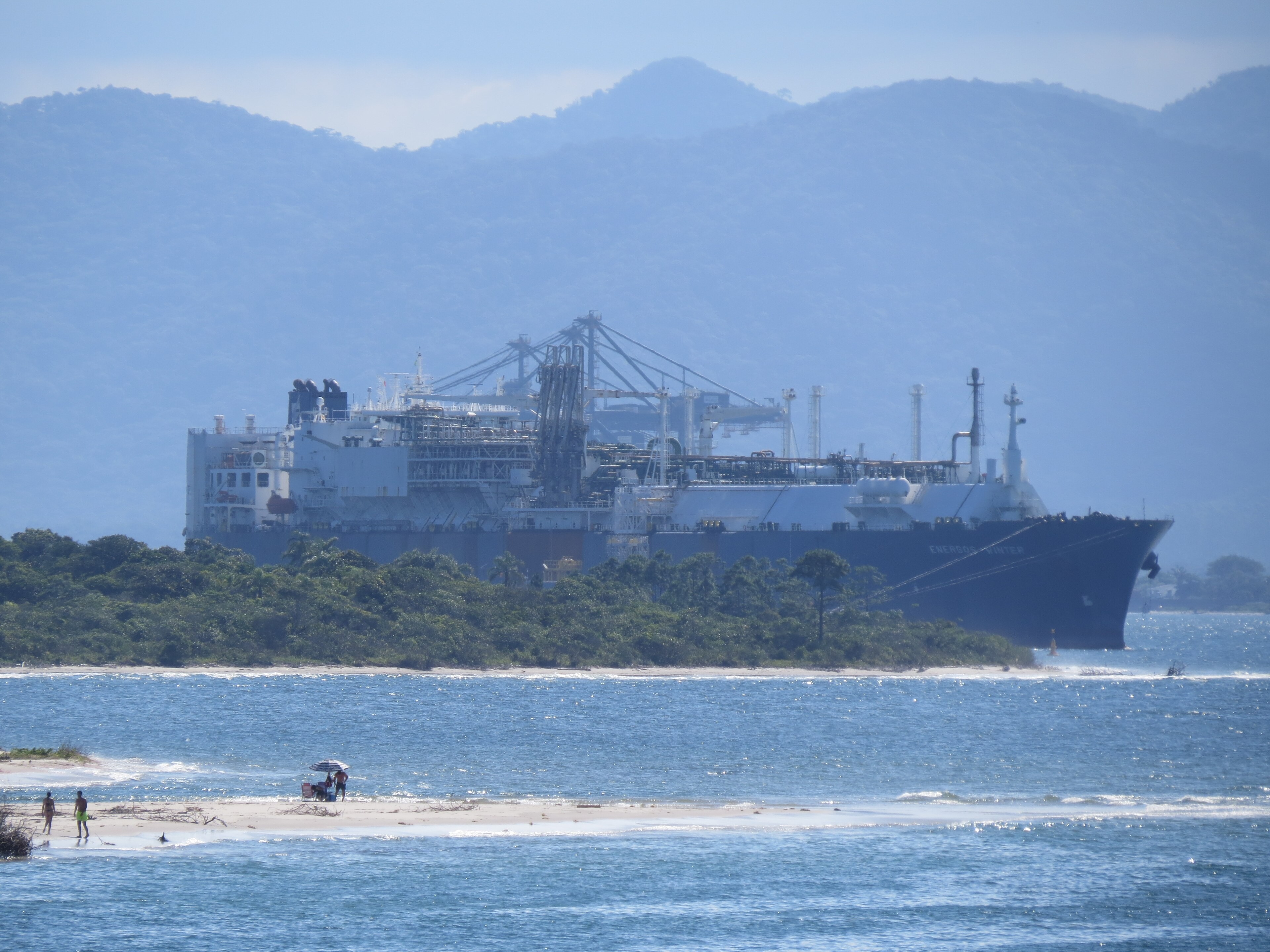 Navio cargueiro dos EUA é atingido por drone em porto do Egito