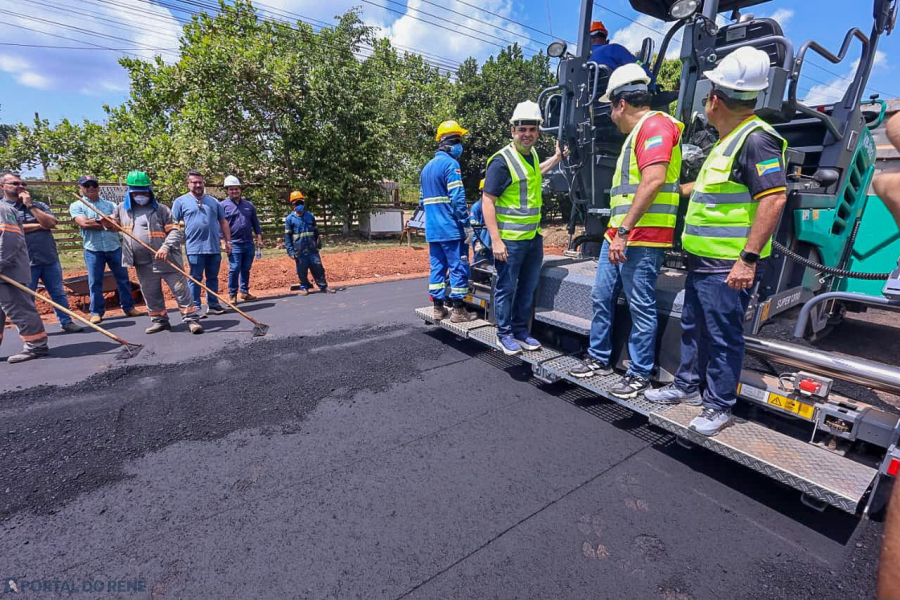 Governador Roberto Cidade fiscaliza obras do Asfalta Amazonas em Autazes